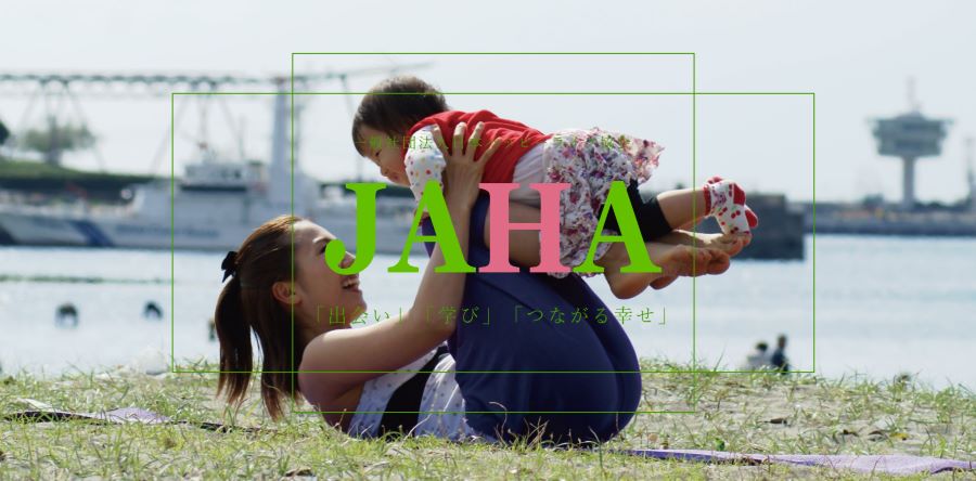 赤ちゃんを抱いてヨガをする親子