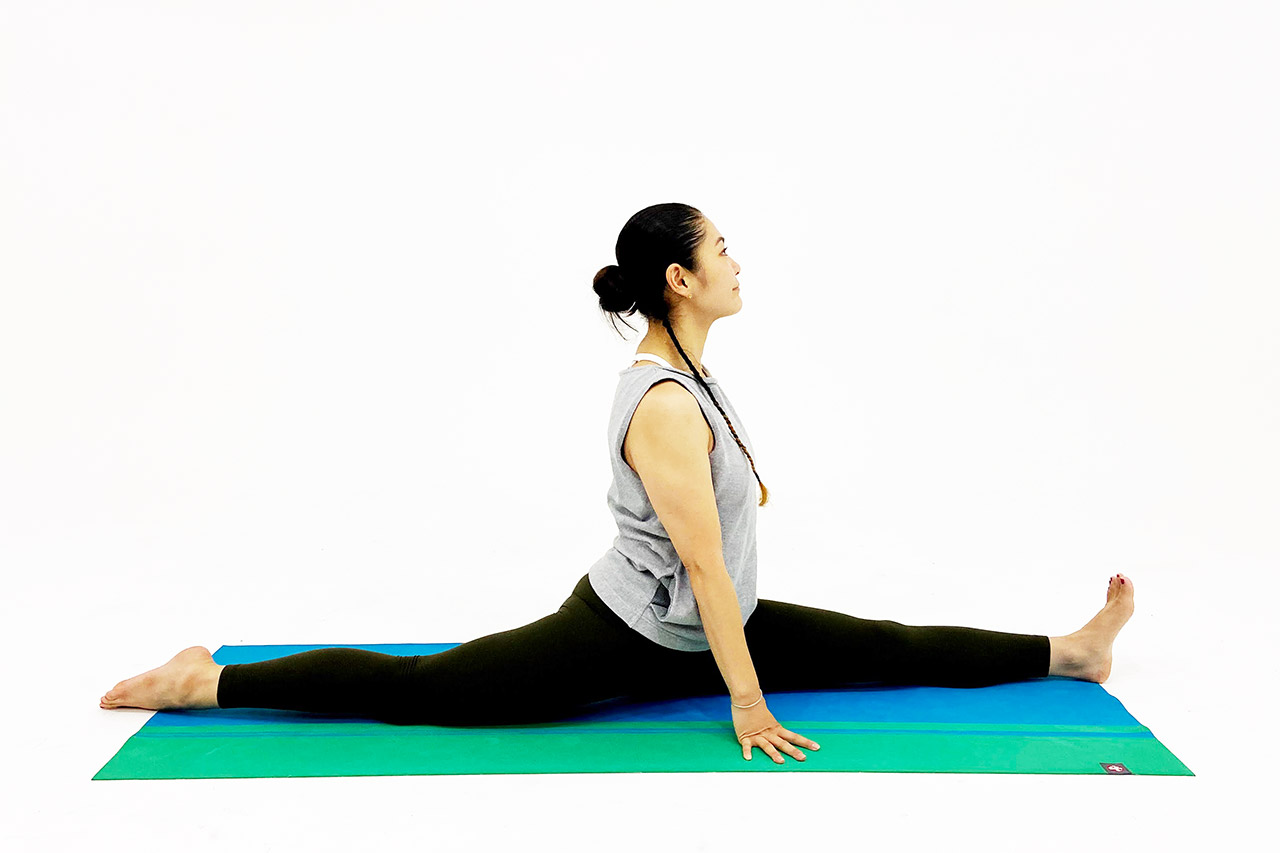 足を完全に前後に開いた状態